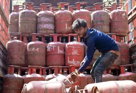 उत्तर प्रदेश: एलपीजी सिलेंडरों की कालाबाजारी पर कड़ी कार्रवाई, हजारों स्थानों पर छापेमारी