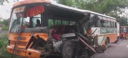 बहराइच में UPSRTC बस-ट्रैक्टर टक्कर: ट्रैक्टर चालक की मौत, 11 यात्री घायल