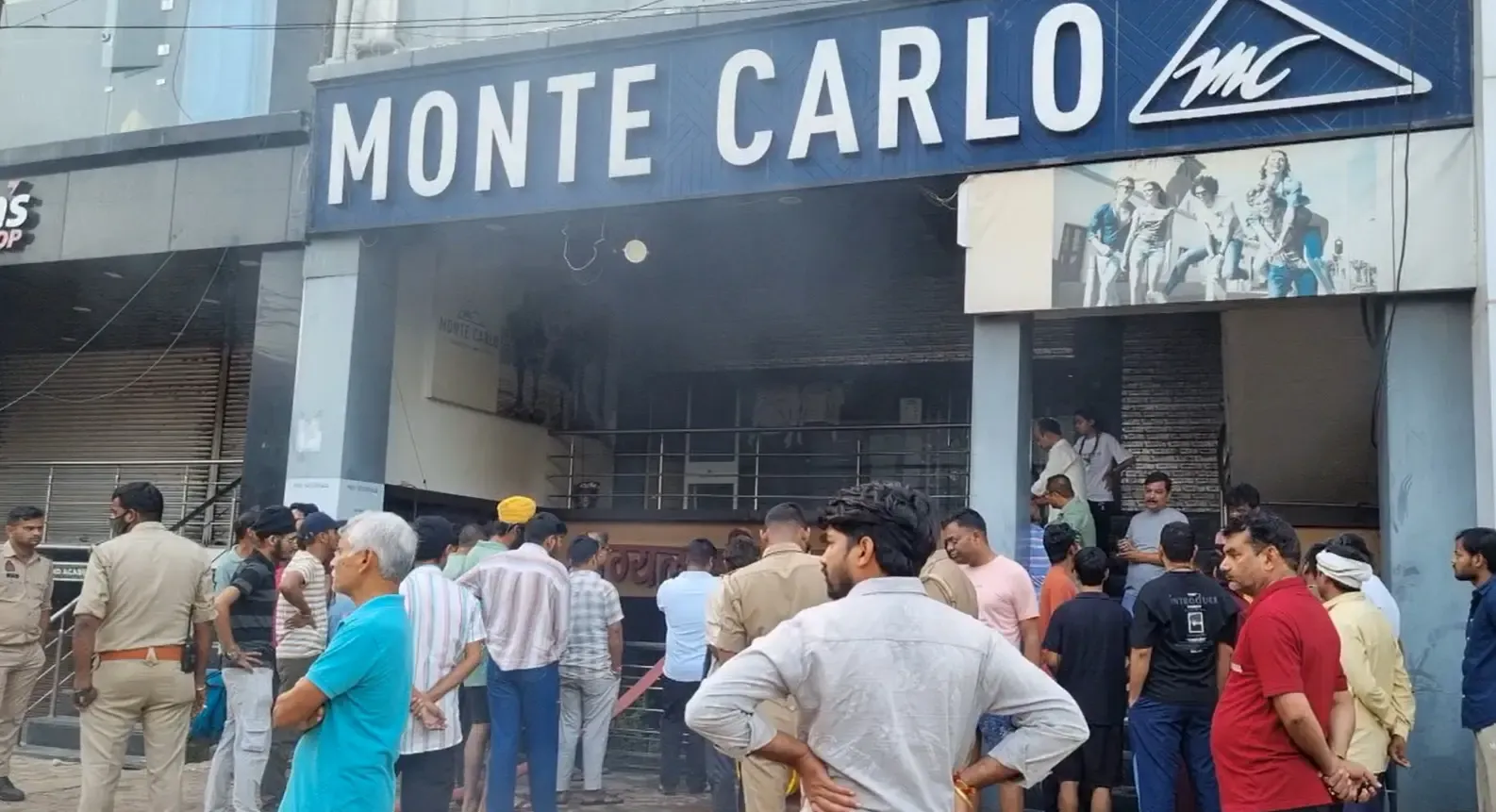 प्रतापगढ़ में कपड़ा शोरूम में भीषण आग, ₹50 लाख का सामान जलकर राख; शॉर्ट सर्किट की आशंका