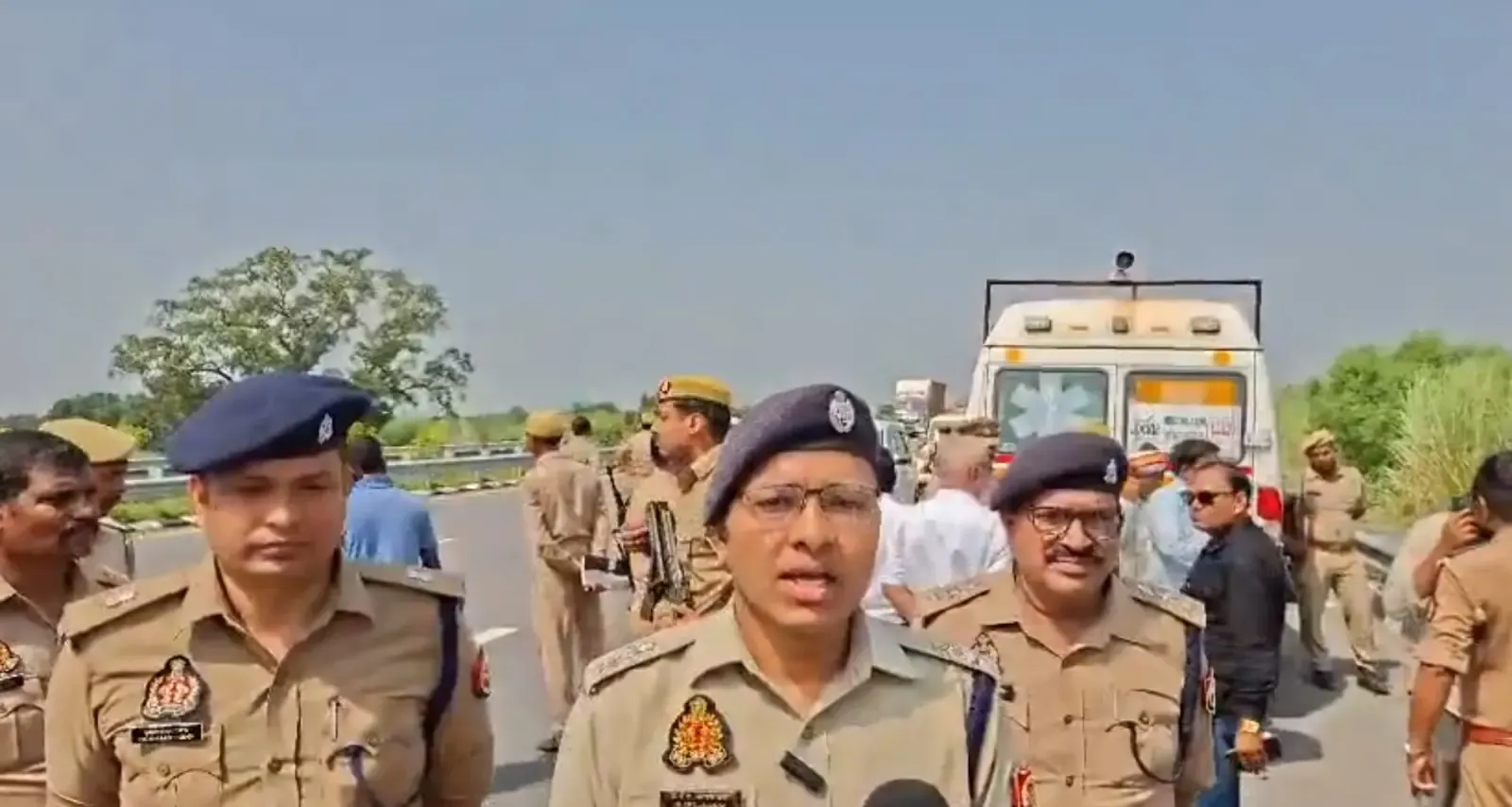 पूर्वांचल एक्सप्रेसवे पर एंबुलेंस-ट्रक टक्कर: सुल्तानपुर में 4 की मौत, सेना के सूबेदार का पार्थिव शरीर था सवार