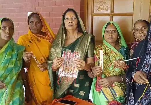 Uttar Pradesh: Are Women of Self-Help Groups Crafting Swadeshi 'Rakhis' for Soldiers in Jaunpur?