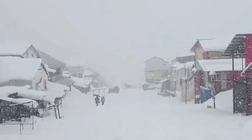 उत्तराखंड: केदारनाथ यात्रा की तैयारियों में तेजी, बर्फबारी के बावजूद प्रशासन ने नहीं टेके घुटने