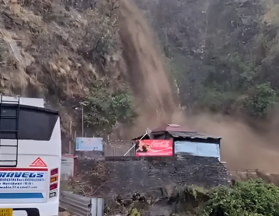 चकराता में झरने के उफान से यमुनोत्री हाईवे बाधित, चारधाम यात्रियों को घंटों रुकना पड़ा