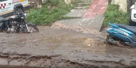 चमोली के नारायणबगड़ में अतिवृष्टि का कहर: सड़कें-दुकानें मलबे में दबीं, वाहन क्षतिग्रस्त