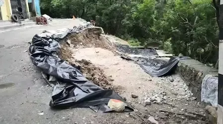 उत्तराखंड : चमोली में भूस्खलन से मकानों में दरार, अलर्ट मोड पर जिला प्रशासन