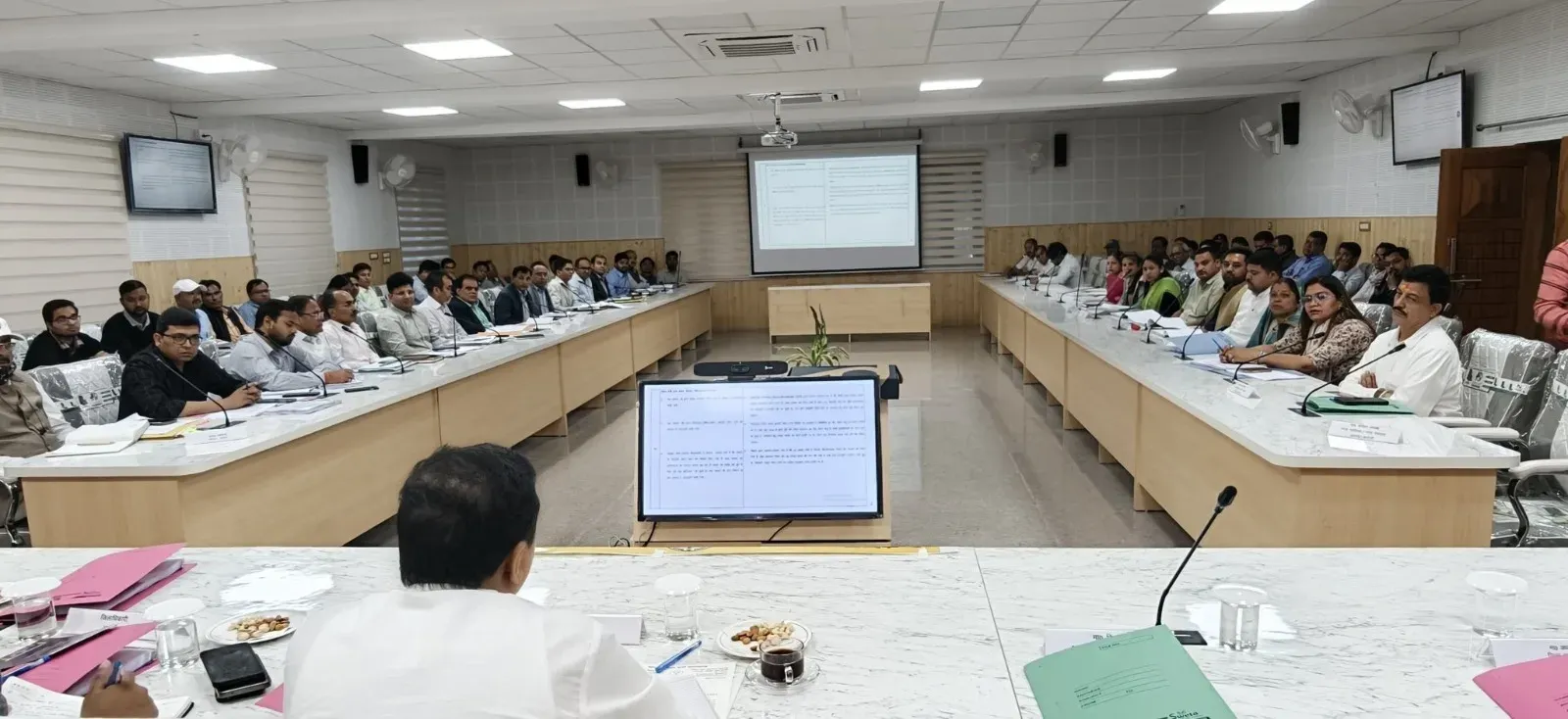 चमोली में दिशा बैठक: सांसद अनिल बलूनी ने केंद्रीय योजनाओं की समीक्षा की, समयसीमा में काम पूरा करने के निर्देश