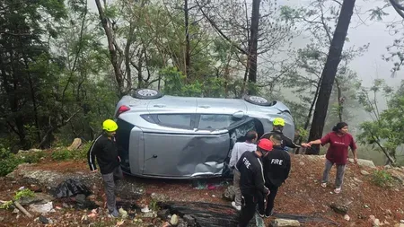चमोली में खाई में लटकी कार, पत्थर ने बचाई एक परिवार के 4 सदस्यों की जान; गोपेश्वर फायर टीम का रेस्क्यू