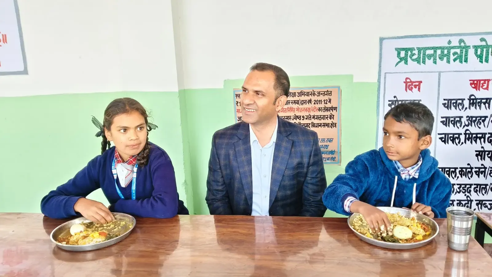 उत्तराखंड में जिलाधिकारी का किचन दौरा, बच्चों के साथ मिड-डे मील का अनुभव