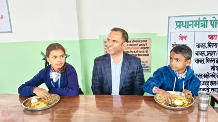 उत्तराखंड में जिलाधिकारी का किचन दौरा, बच्चों के साथ मिड-डे मील का अनुभव