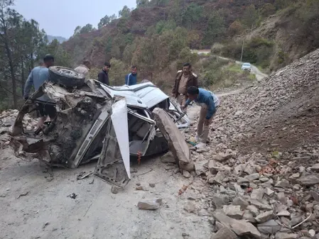 अल्मोड़ा के भतरौजखान में कार खाई में गिरी, तीन युवकों की मौत; मसूरी मार्ग पर भी ट्रक हादसा