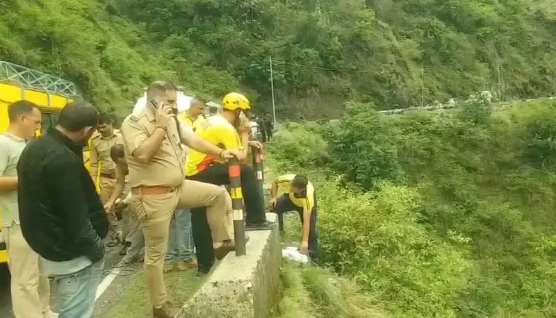 क्या उत्तराखंड के कालसी-चकराता मार्ग पर हुई कार दुर्घटना ने तीन की जान ले ली?