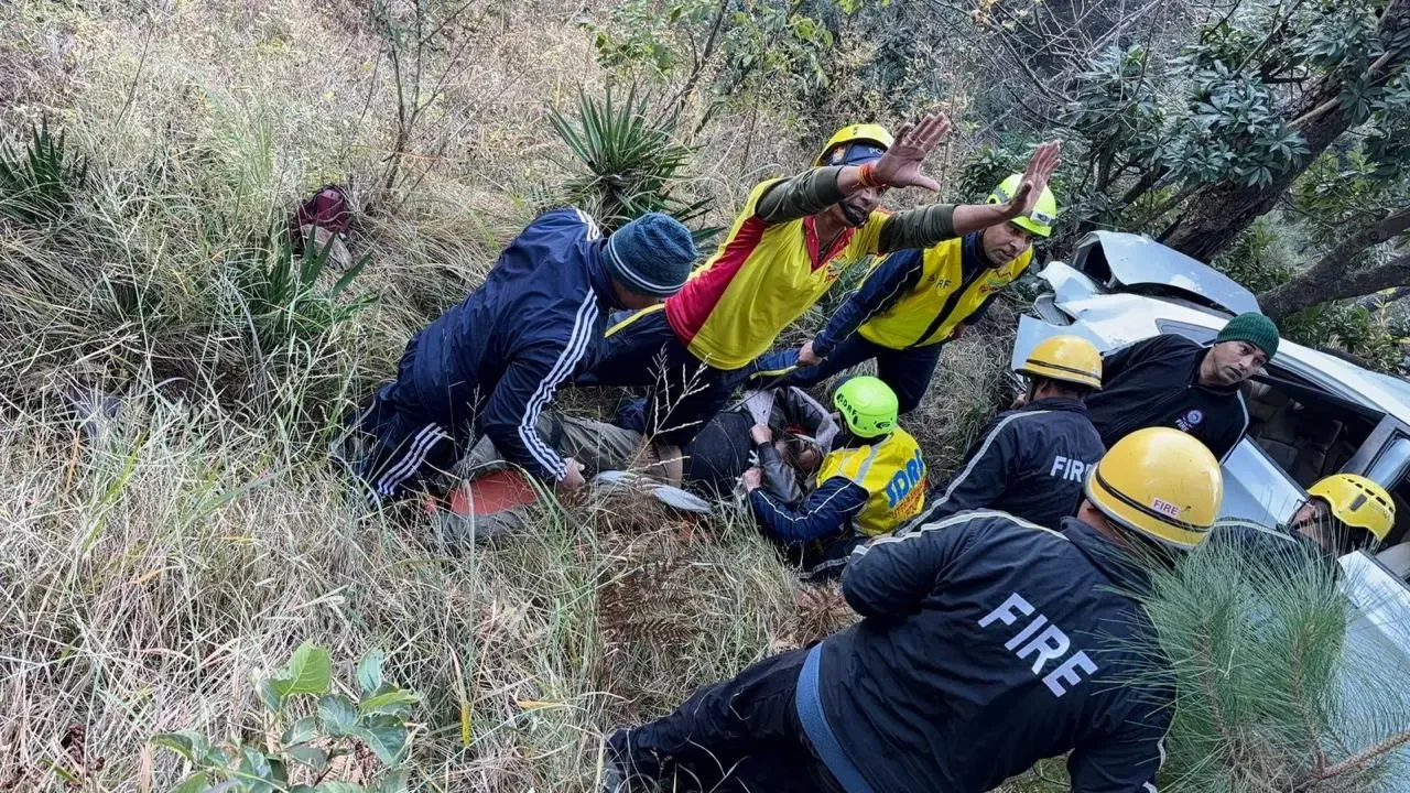 क्या उत्तराखंड में 250 मीटर गहरी खाई में गिरी कार के युवक को सुरक्षित निकाला गया?