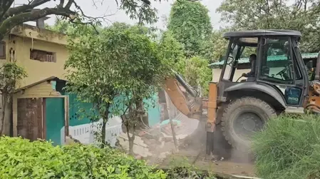 क्या उत्तराखंड के रामनगर में प्रशासन ने अवैध मजारों पर कार्रवाई की?