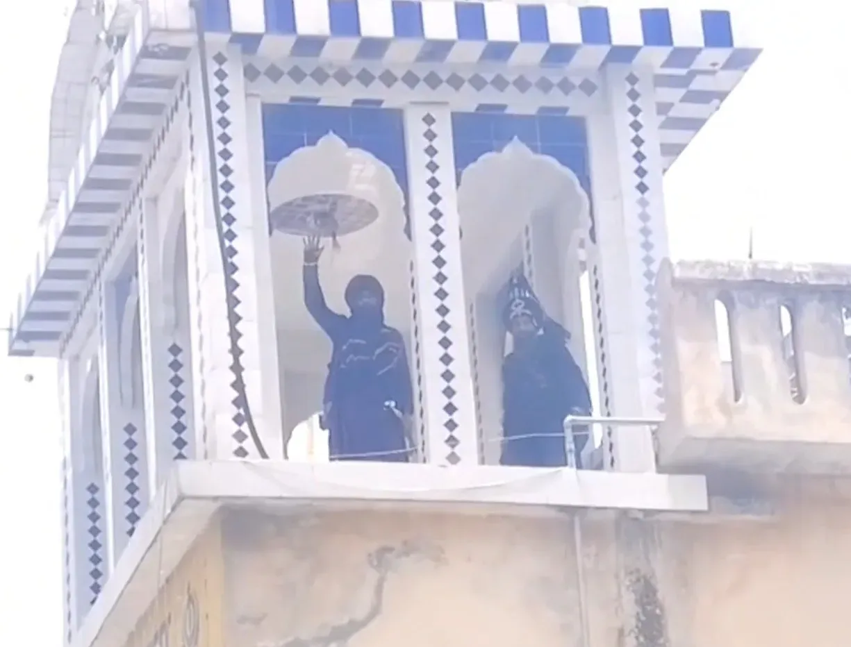 नगरासू गुरुद्वारा विवाद: निहंग सिख 24 घंटे बाद भी छत पर डटे, भगवंत मान ने धामी से की बात