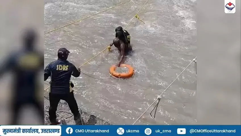 Uttarakhand SDRF Personnel Aid Pilgrims at Gangotri