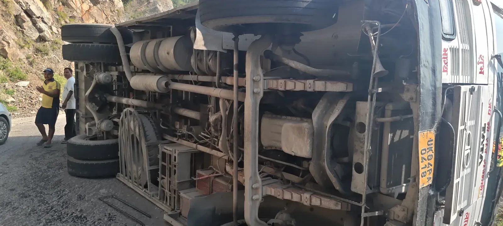 ऋषिकेश-बद्रीनाथ हाईवे पर बस पलटी: टिहरी के कौडियाला में 8 यात्री घायल, ब्रेक फेल की आशंका