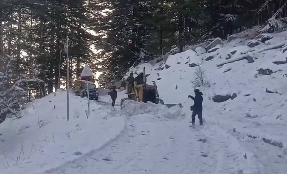 क्या उत्तरकाशी में भारी बर्फबारी से पर्यटक वाहन फंसे?