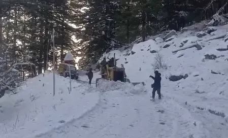 उत्तराखंड : उत्तरकाशी में भारी बर्फबारी से सैकड़ों पर्यटक वाहन फंसे, प्रशासन ने युद्धस्तर पर राहत कार्य शुरू कर सुरक्षित निकाला