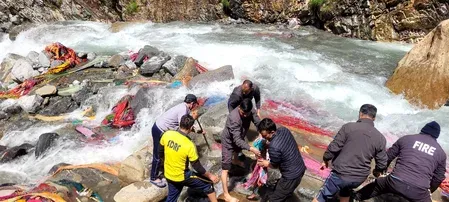 यमुनोत्री धाम में उत्तरकाशी पुलिस का विशेष स्वच्छता अभियान, यमुना तटों और घाटों की हुई सफाई