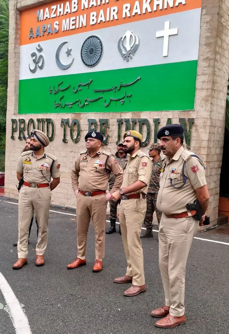 उत्तरी कश्मीर डीआईजी का उरी दौरा: पुलिस थानों, एनएचपीसी और सेना के साथ सुरक्षा समीक्षा