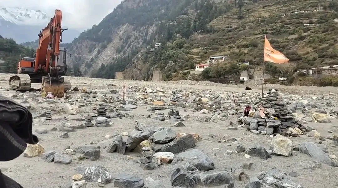 उत्तरकाशी: मलबे में दबे प्राचीन कल्पकेदार मंदिर को बचाने के लिए धराली के ग्रामीणों ने शुरू की खुदाई
