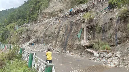 उत्तरकाशी: तांबाखानी सुरंग मार्ग पर डंप हो रहा शहर का कचरा, स्थानीय लोग नाराज 