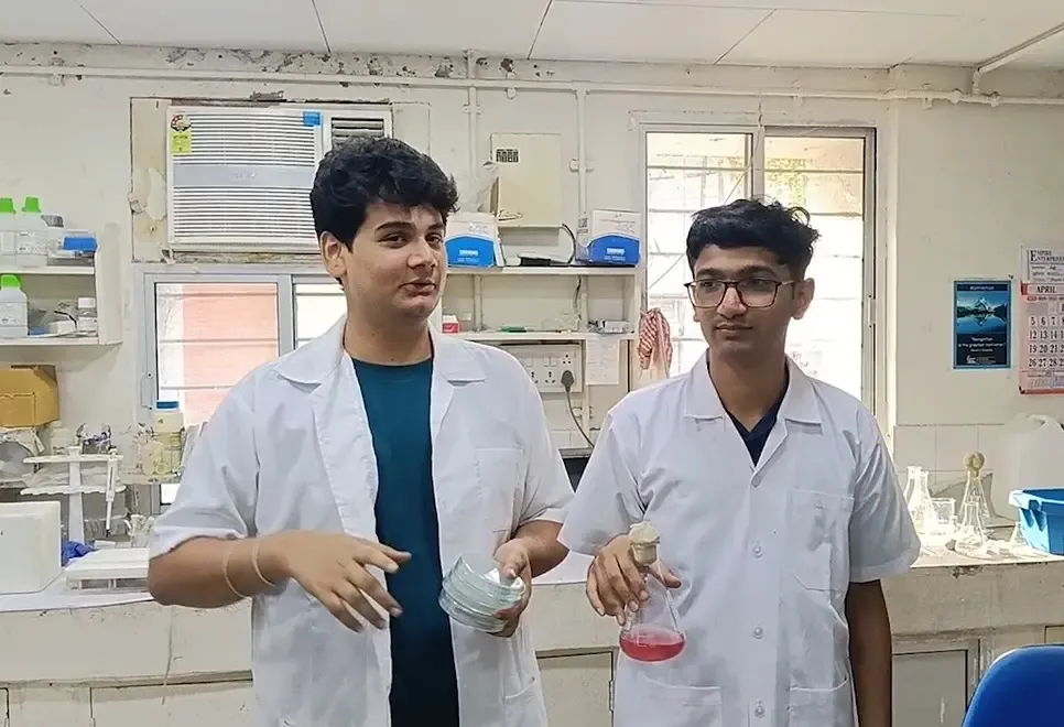 वडोदरा के छात्रों की अद्भुत खोज: समुद्र के बैक्टीरिया जो अंधेरे में चमकते हैं