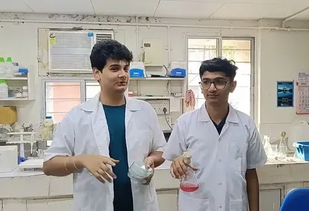 वडोदरा के छात्रों का कमाल: समुद्र के पानी से ढूंढ निकाला ऐसा बैक्टीरिया, जो खुद पैदा करता है रोशनी