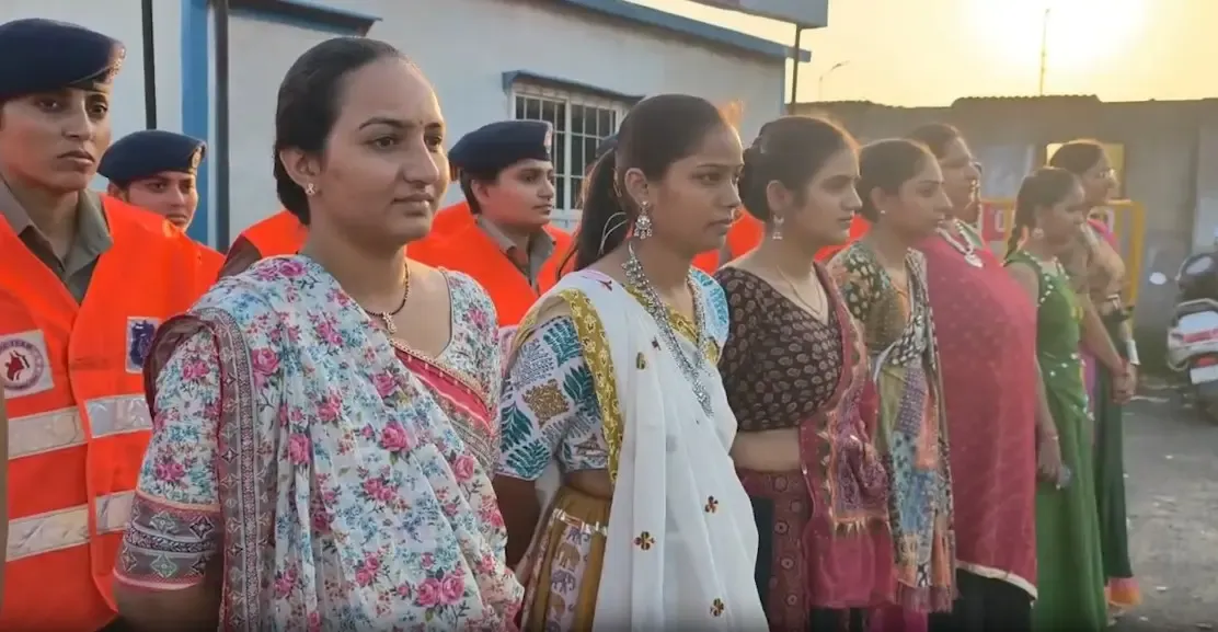 वडोदरा नवरात्रि 2026: गरबा पंडालों में पारंपरिक पोशाक में तैनात शी टीम, डीसीपी मंजीता वंजारा की निगरानी