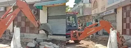 Vadodara Authorities Demolish Illegal Structures Linked to Female Bootlegger