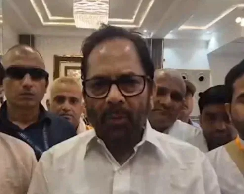 वैश्विक ईंधन संकट में मोदी का नेतृत्व सर्वश्रेष्ठ: नकवी, SP पर भी किया पलटवार