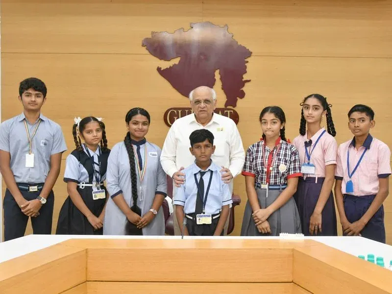 How is the Gujarat Government Enhancing Library Access?