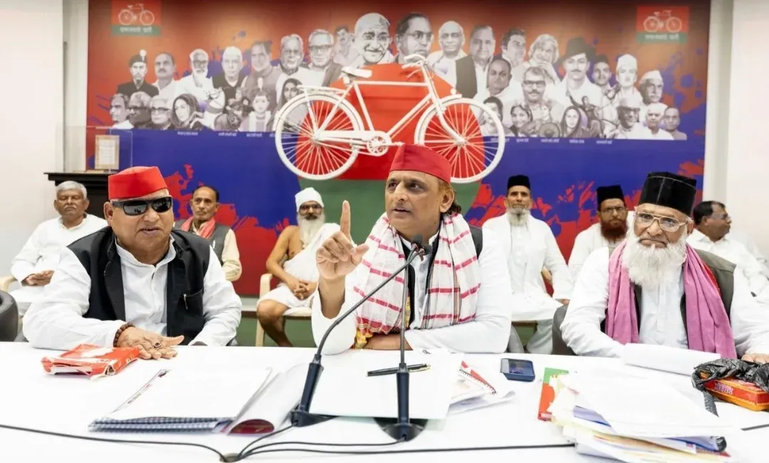 अखिलेश यादव का भाजपा पर वार: वंदे मातरम से महंगाई-बेरोजगारी छिपाई जा रही, UP चुनाव सपा बनाम भाजपा होगा