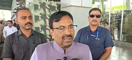 'वंदे मातरम' पहले गाने के फैसले पर सियासत: भाजपा के मुनगंटीवार ने किया समर्थन, NCP-कांग्रेस ने उठाए सवाल
