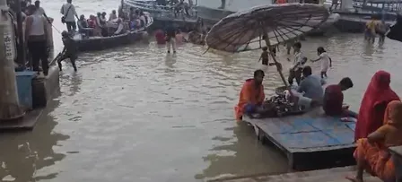 वाराणसी: हर घंटे बढ़ रहा है गंगा का जलस्तर, श्रद्धालुओं और पर्यटकों की भी आवाजाही प्रभावित