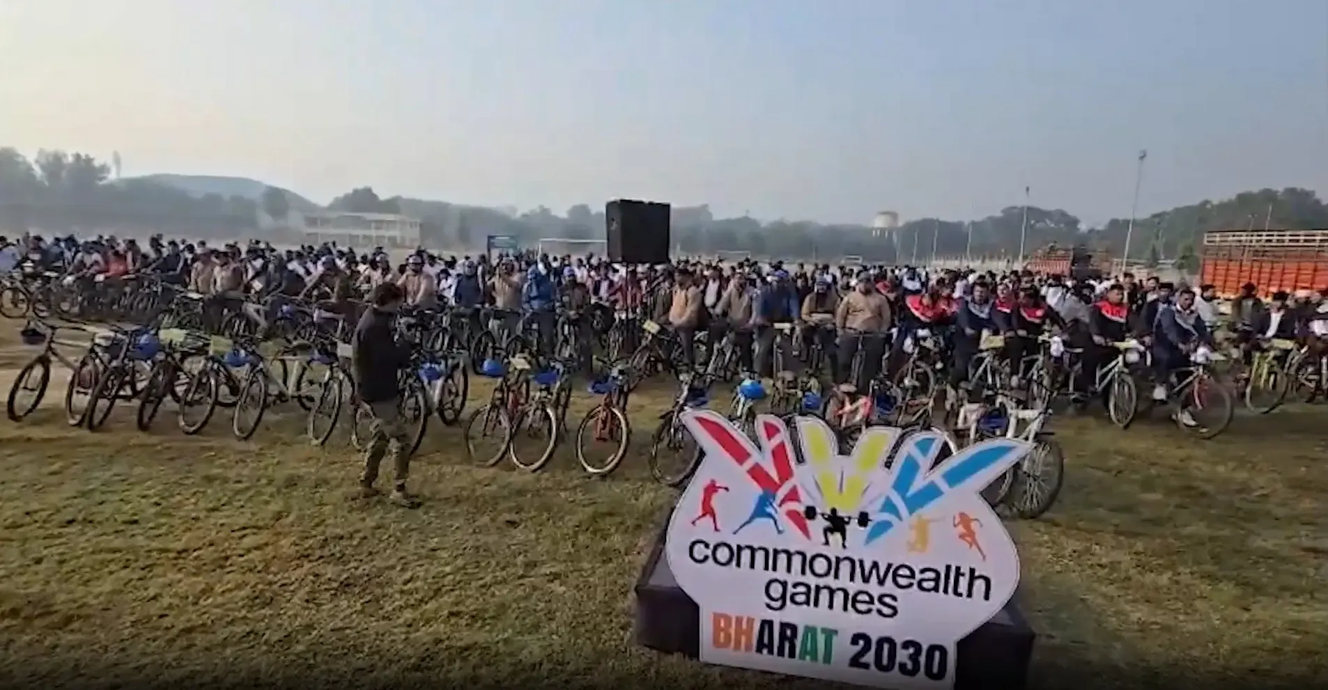 क्या वाराणसी में साइकिल रैली का आयोजन हुआ, जिसमें मंत्री दयाशंकर मिश्रा और पद्म विभूषण राजन मिश्रा शामिल हुए?