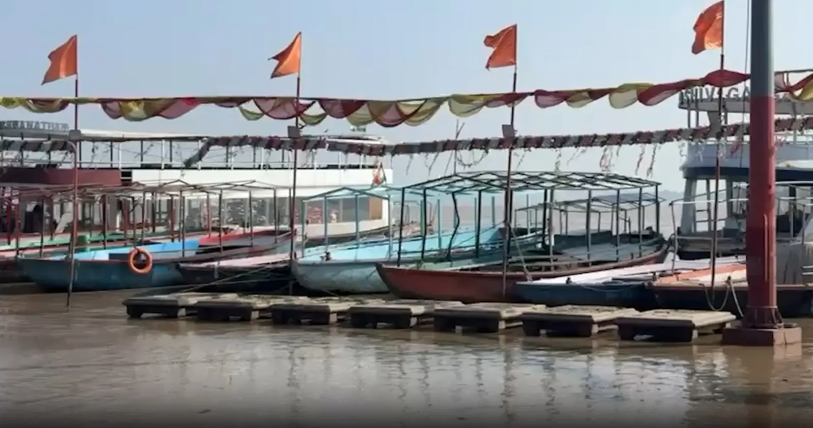 वाराणसी में गंगा का जलस्तर 68.92 मीटर पर, चेतावनी निशान से 1.34 मीटर नीचे; नाव संचालन अभी भी बंद
