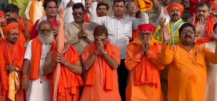 गंगा दशहरा पर वाराणसी में 51 बटुकों ने 21 लीटर दूध से किया मां गंगा का दुग्धाभिषेक