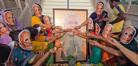 वाराणसी में पीएम मोदी का अनोखा जन्मदिन समारोह, मां हीराबेन के मुखौटे पहन 75 लाभार्थी माताओं ने दिया आशीर्वाद