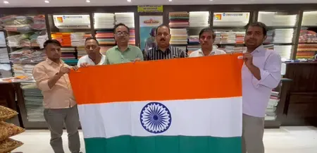 वाराणसी में स्वतंत्रता दिवस पर खादी के तिरंगे की डिमांड में बढ़ोतरी, युवाओं में क्रेज