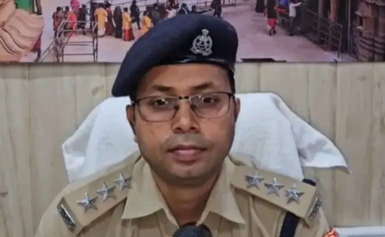 वाराणसी: गंगा में नॉन-वेज फेंकने के आरोप में 14 व्यक्तियों की गिरफ्तारी