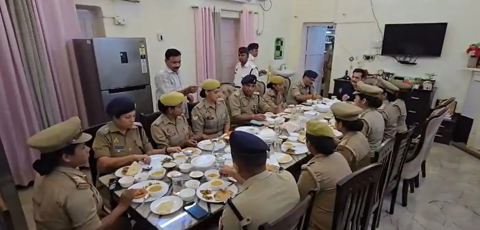 क्या वाराणसी में पुलिस कमिश्नर ने महिला सिपाहियों के साथ भोजन कर उनकी समस्याएं सुनीं और सम्मानित किया?