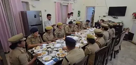 वाराणसी: पुलिस कमिश्नर ने महिला सिपाहियों के साथ भोजन कर सुनीं समस्याएं और किया सम्मानित