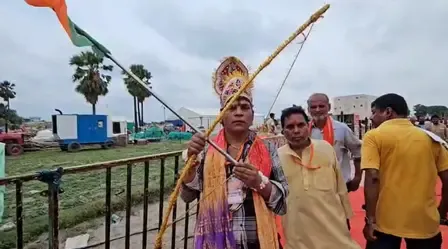 सिवान: हाथ में धनुष बाण ले प्रभु राम का रूप धर सभास्थल पहुंचा शख्स, पीएम मोदी को बताया 'महापुरुष'
