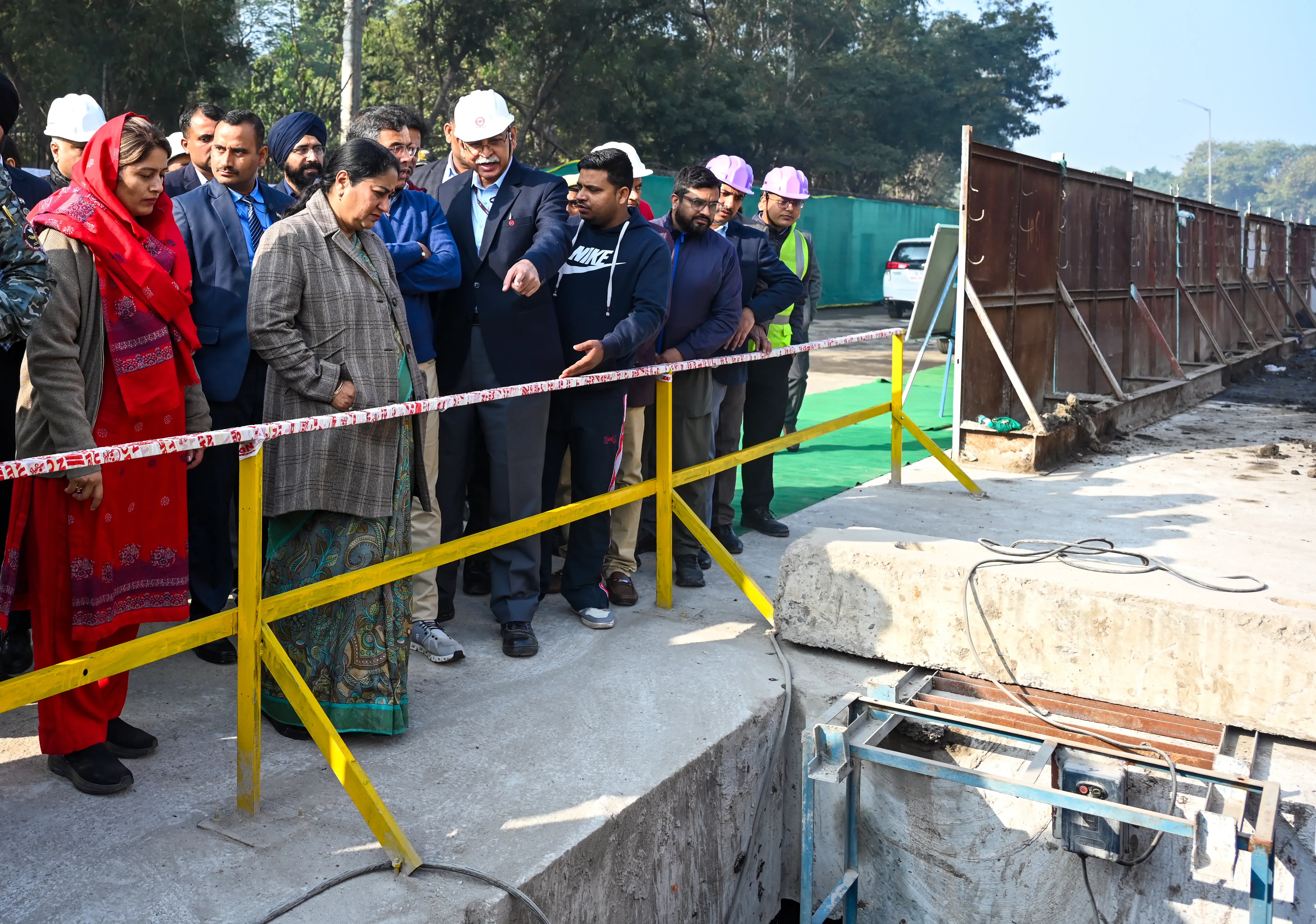 क्या दिल्ली में वर्षों बाद सुनहरी नाले की सफाई हो रही है? सीएम रेखा गुप्ता का निरीक्षण