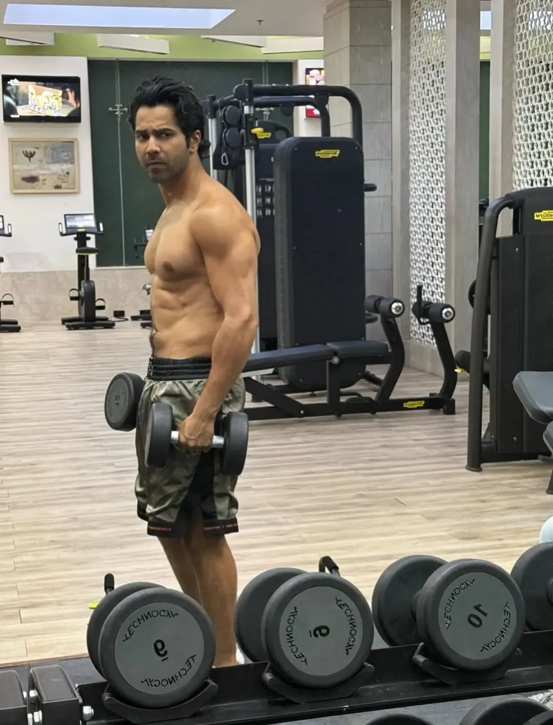 Varun Dhawan Motivates Fitness with New Mirror Selfie: 'Hai Jawaani Toh Workout Karna Hain'