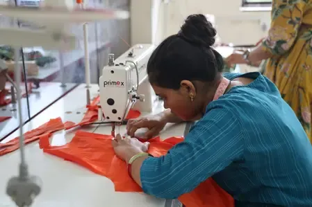 गुजरात : ‘वस्त्र प्रसाद’ की पहल से सोमनाथ की अनेक स्थानीय महिलाएं बनीं ‘लखपति दीदी’