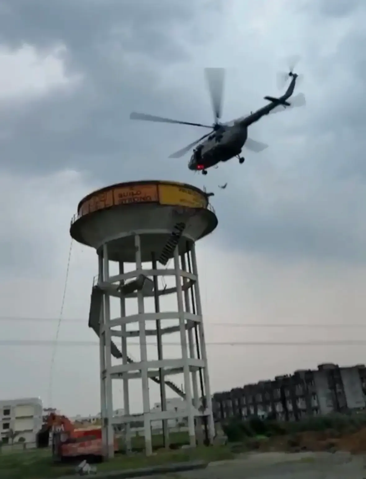 भारतीय वायुसेना का रेस्क्यू ऑपरेशन: गोरखपुर में पानी की टंकी पर फंसे दो बच्चों को MI-17 हेलीकॉप्टर से बचाया