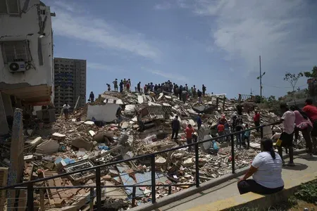 Venezuela militarises La Guaira after twin quakes kill 920