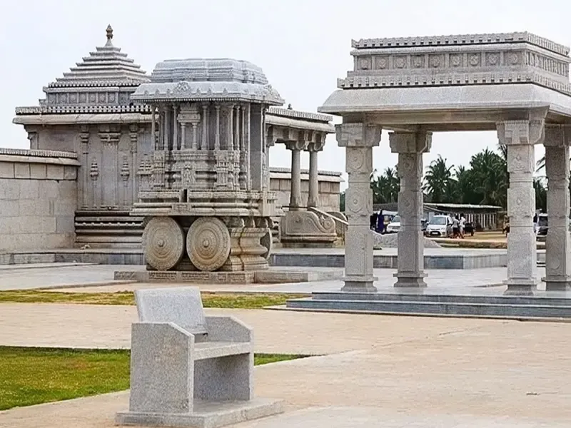 क्या वेणुगोपाल स्वामी मंदिर 70 साल तक पानी में डूबा रहा? आज भी भक्तों को बांसुरी की आवाज सुनाई देती है